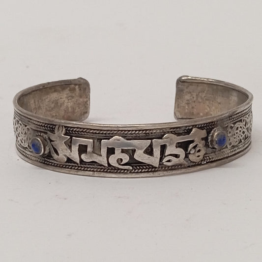 Pulsera mantra tibetano en alpaca con piedras | Ajustable artesanal