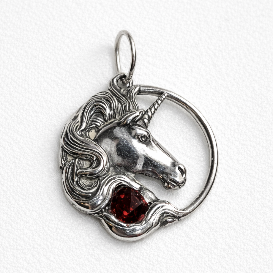 Colgante Unicornio ( 2,5 cm de diametro en Plata 925 con Piedra Roja – Amuleto Mágico