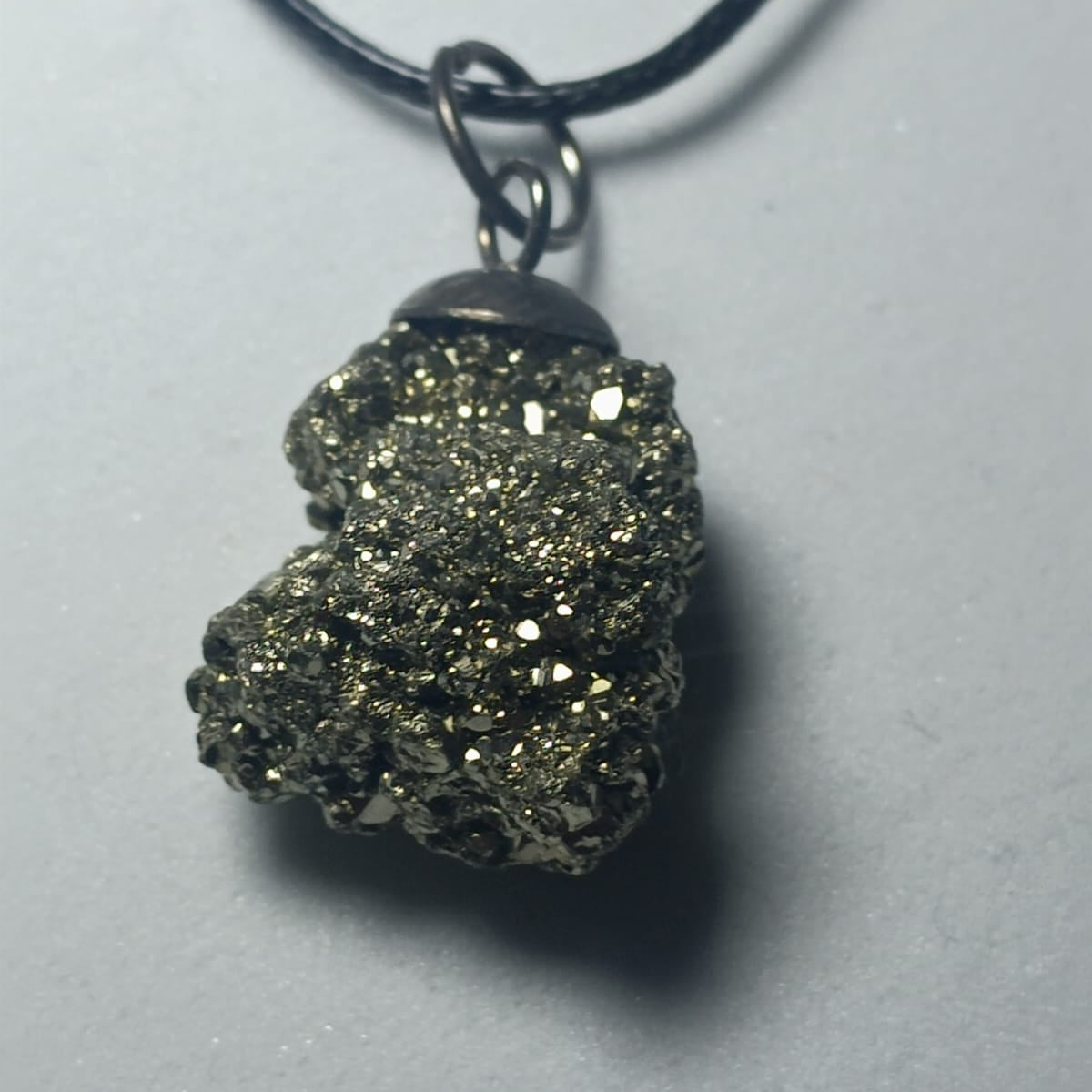 Colgante de Pirita Natural en Bruto – Protección y Prosperidad