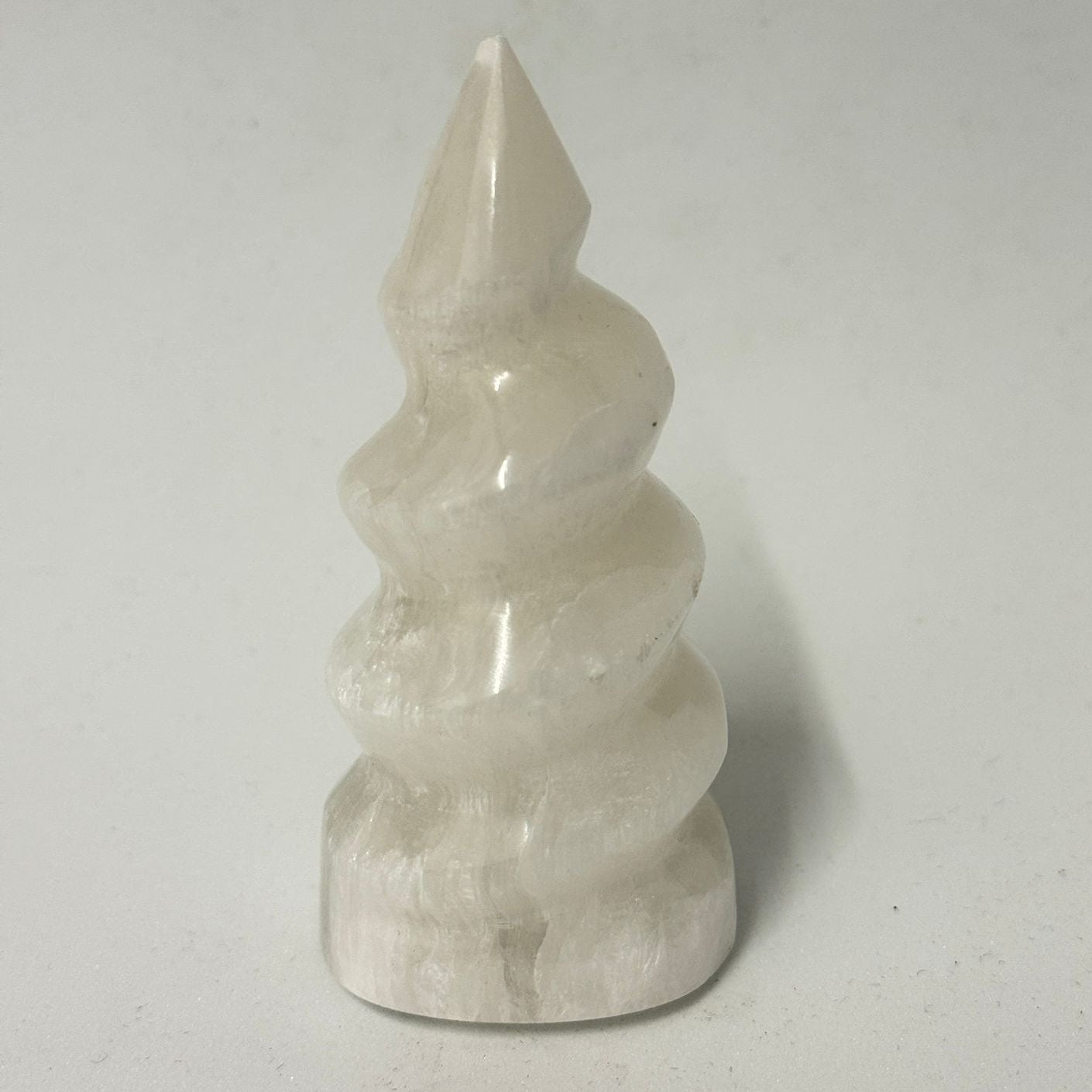 Espiral de Selenita Natural 10,5 cm aprox – Limpieza Energética y Armonía