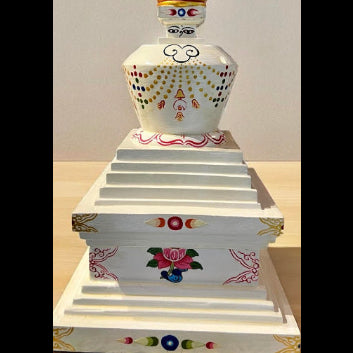 Estupa Tibetana Artesanal en Madera – Pintada a Mano con Detalles Tradicionales