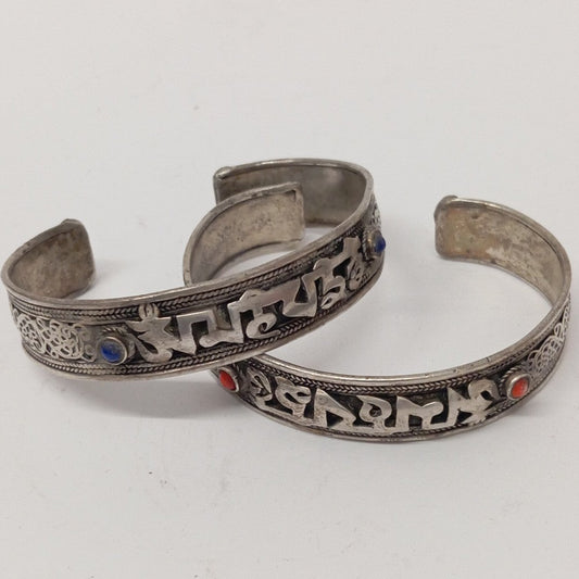 Pulsera mantra tibetano en alpaca con piedras | Ajustable artesanal
