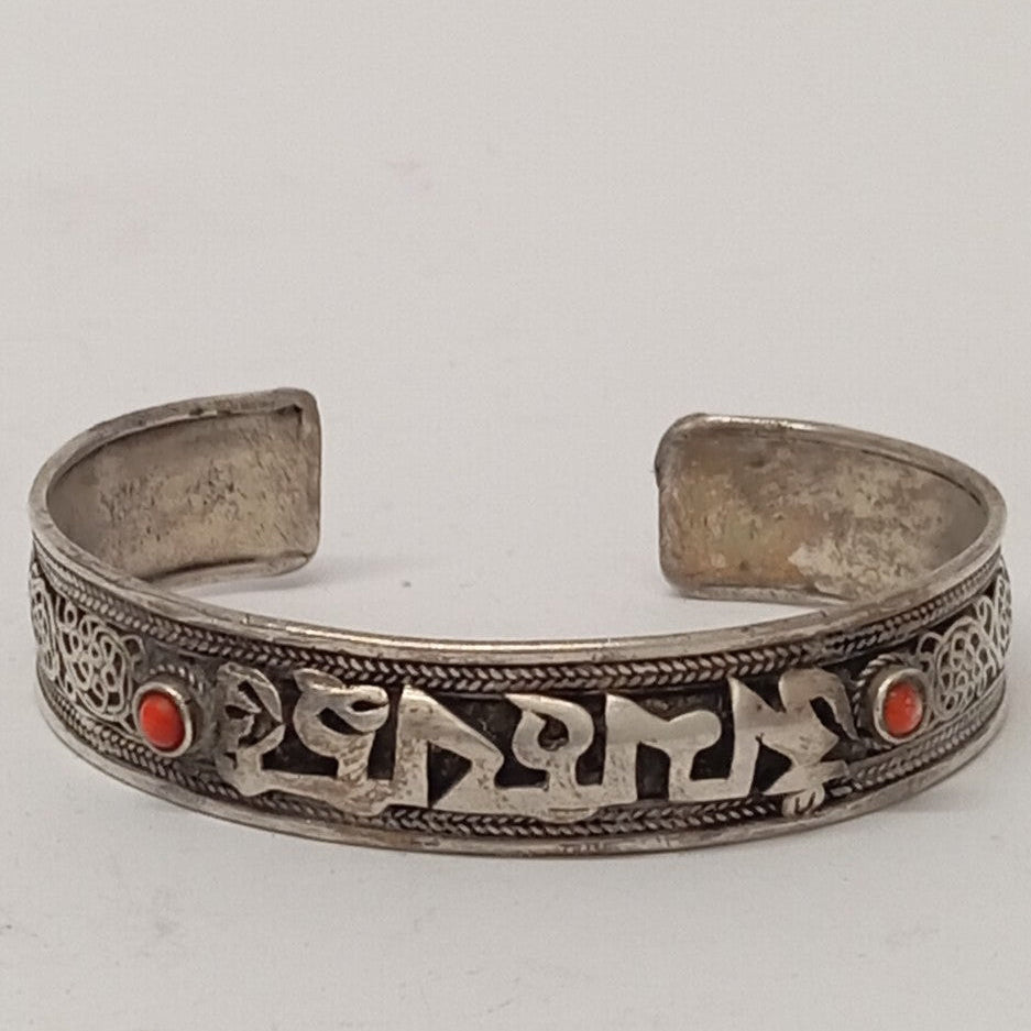 Pulsera mantra tibetano en alpaca con piedras | Ajustable artesanal