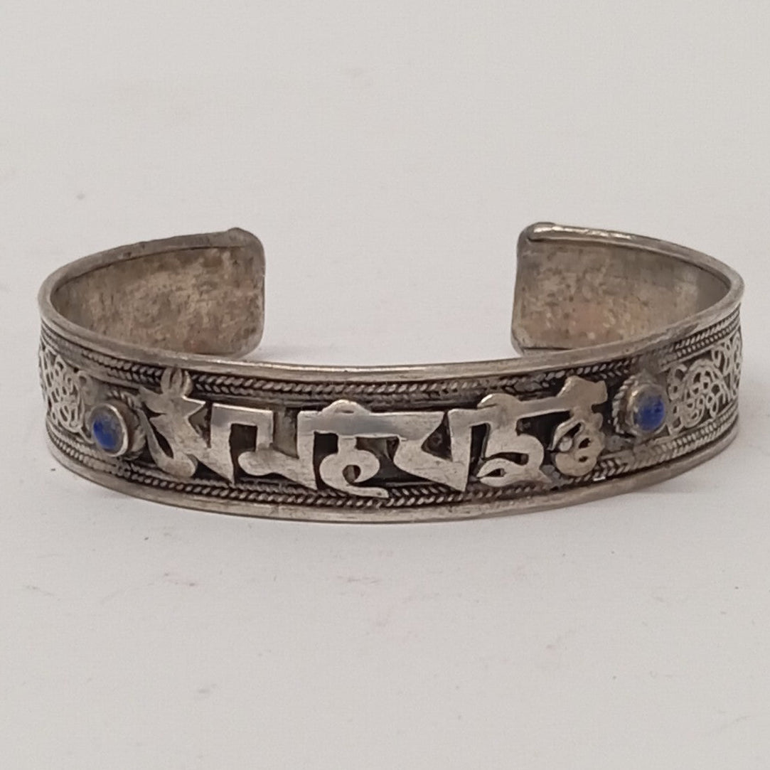 Pulsera mantra tibetano en alpaca con piedras | Ajustable artesanal