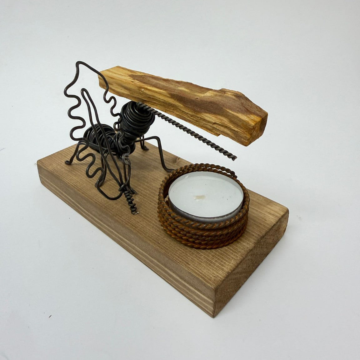 Quemador Artesanal de Palo Santo con Base de Madera y Figura Metálica ( hormiga o libélula)