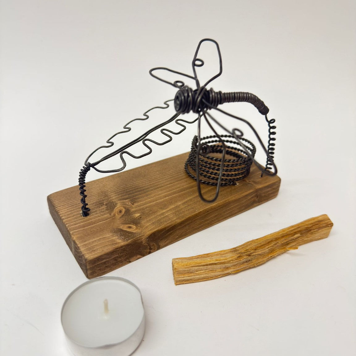 Quemador Artesanal de Palo Santo con Base de Madera y Figura Metálica ( hormiga o libélula)