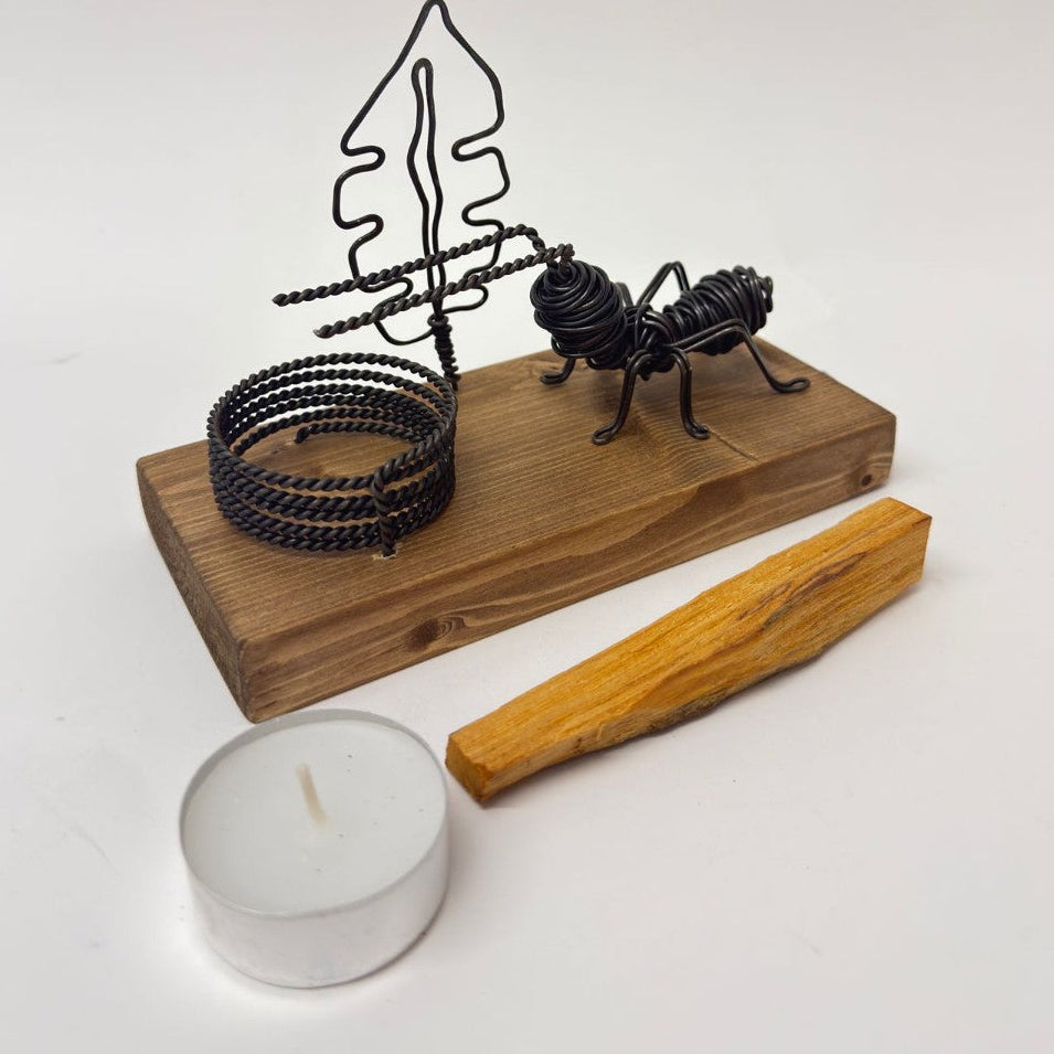 Quemador Artesanal de Palo Santo con Base de Madera y Figura Metálica ( hormiga o libélula)