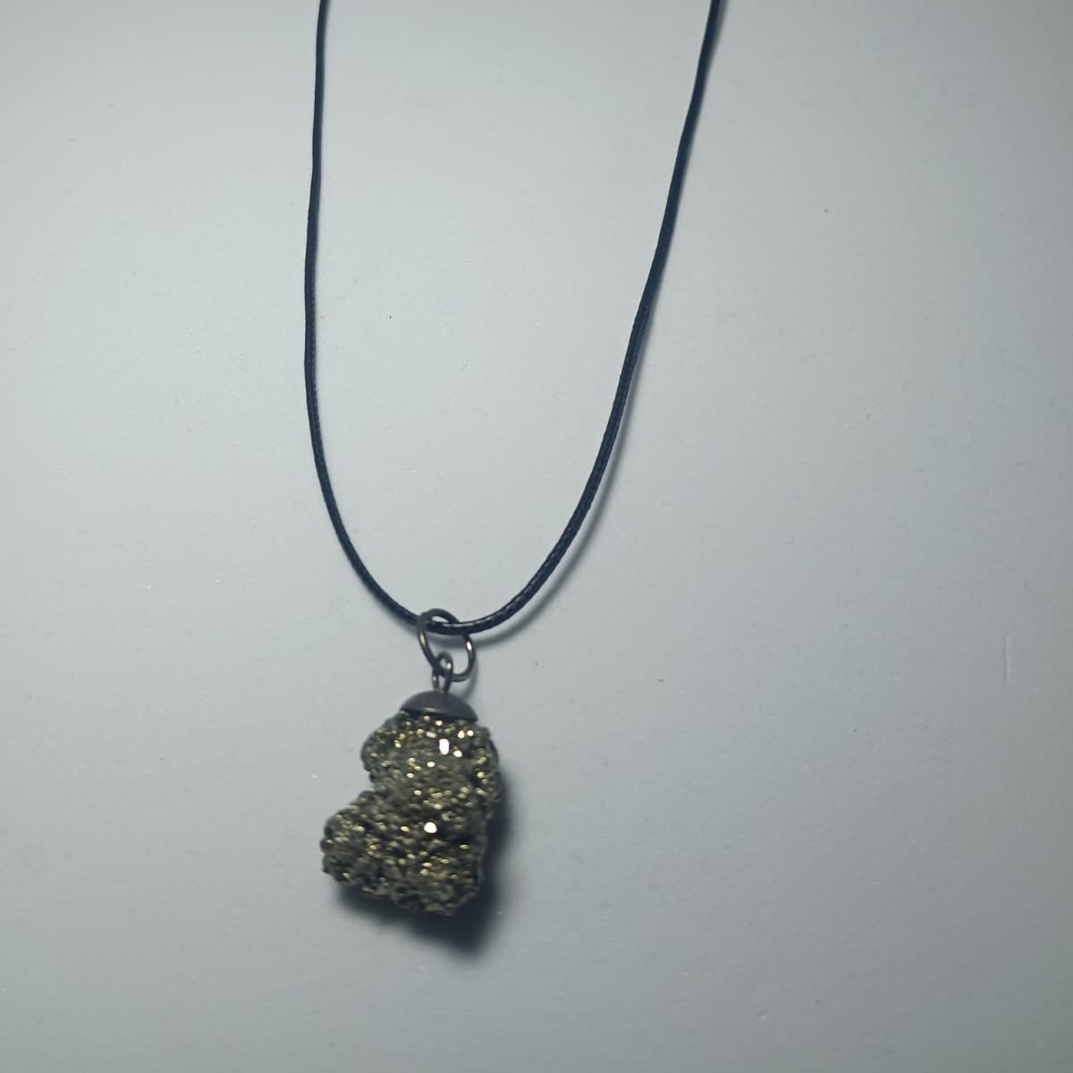 Colgante de Pirita Natural en Bruto – Protección y Prosperidad