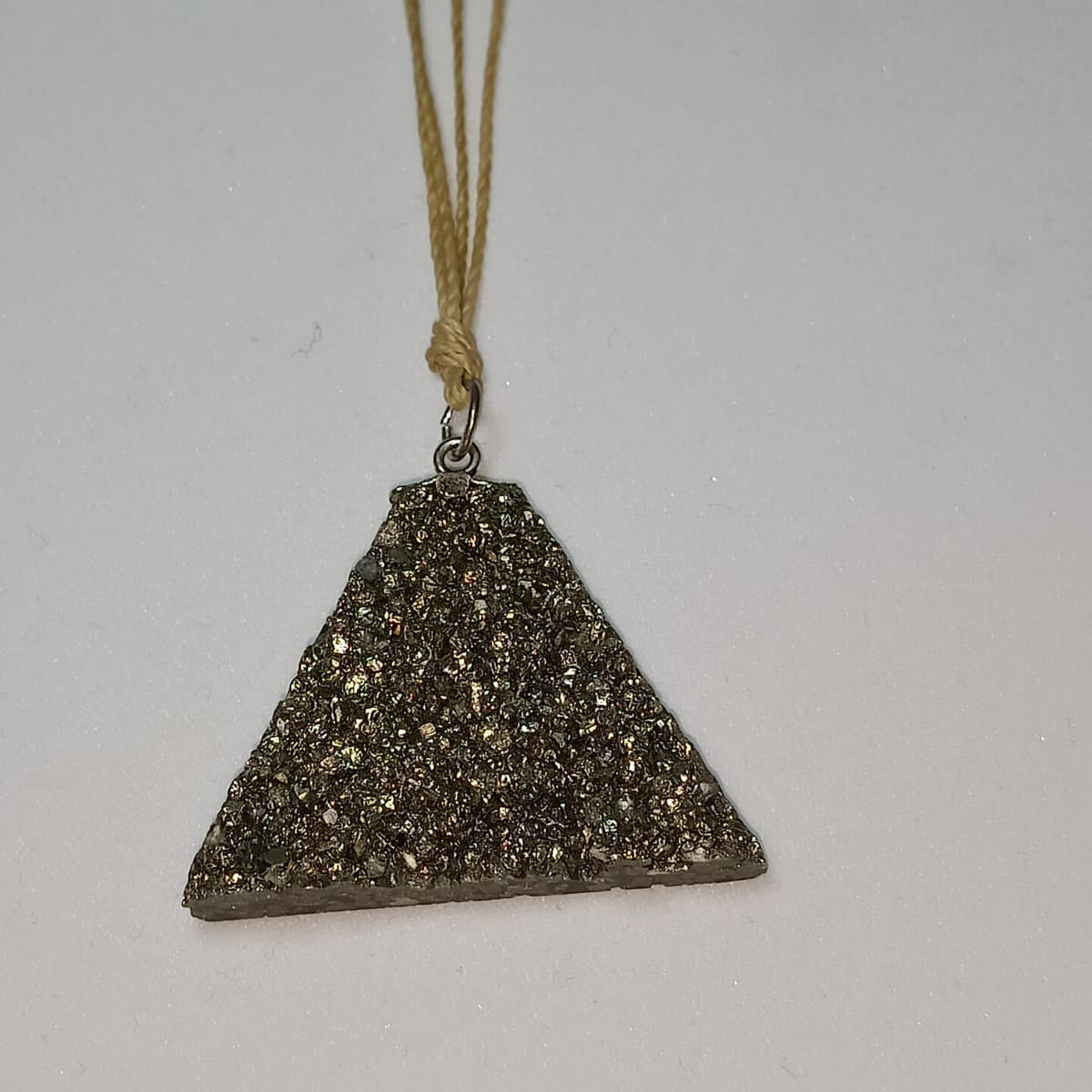 Colgante Pirámide de Pirita Natural – Prosperidad y Protección