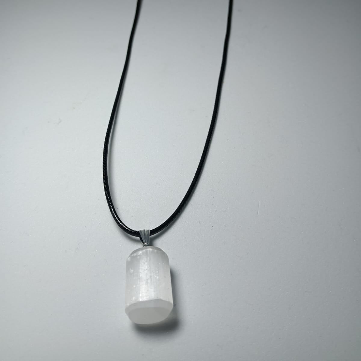 Colgante de Selenita Natural Cilíndrica – Limpieza y Equilibrio