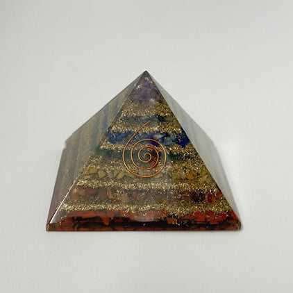 Pirámide de Orgonita Chakras  - 7 cm – Equilibrio Energético