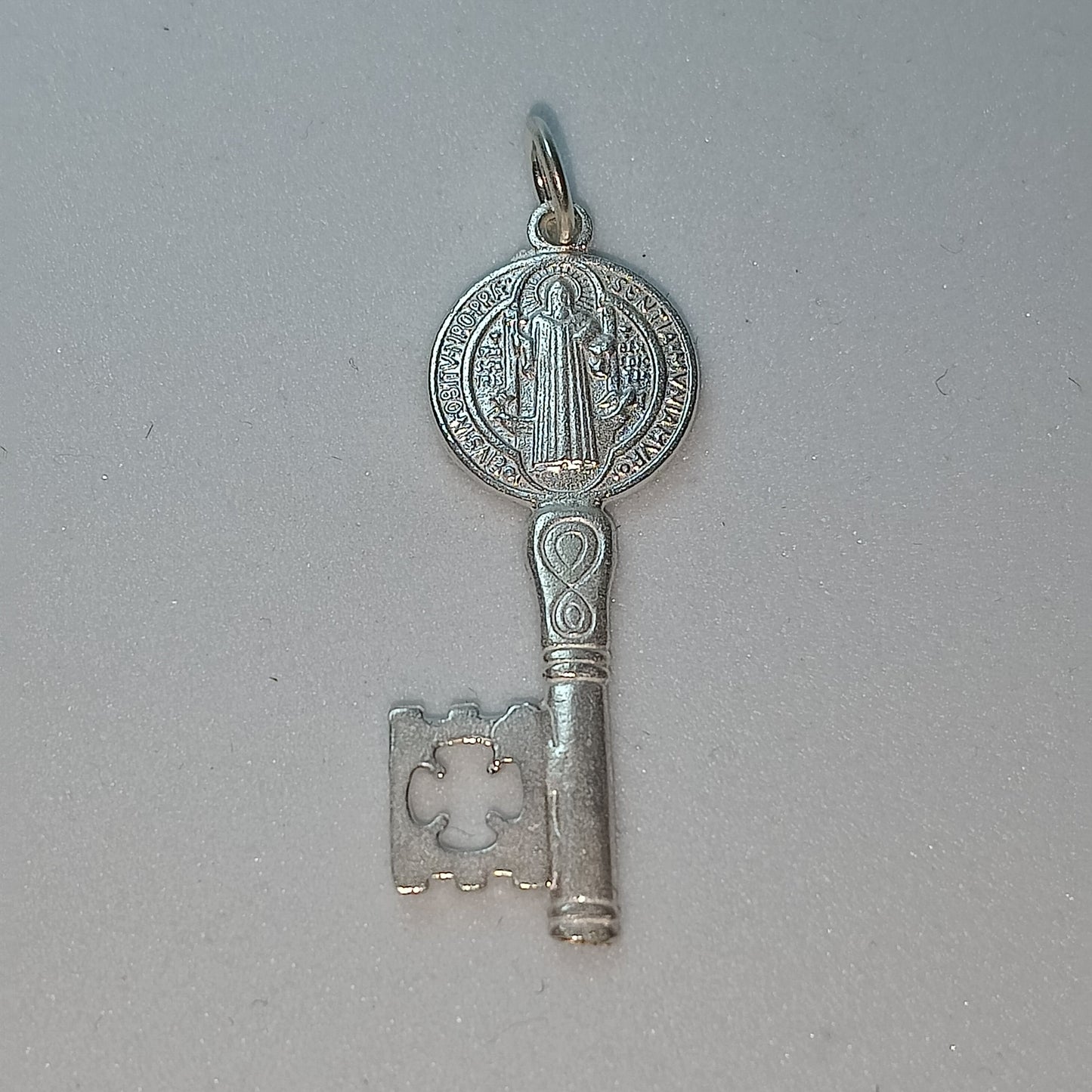Colgante Plata 925 Llave  de  San Benito Protección