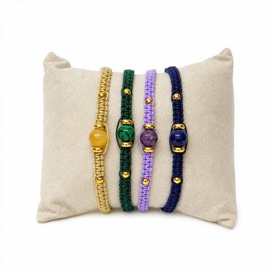 Pulsera de Macramé Ajustable con Mineral Natural y Bolitas de Acero