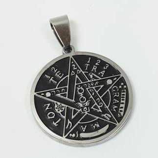 Colgante de acero Tetragramatón grabado en relieve con fondo negro 2,5 cm