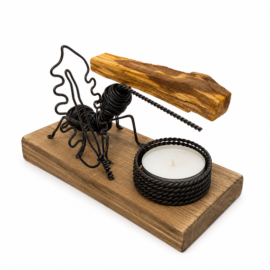 Quemador Artesanal de Palo Santo con Base de Madera y Figura Metálica ( hormiga o libélula)
