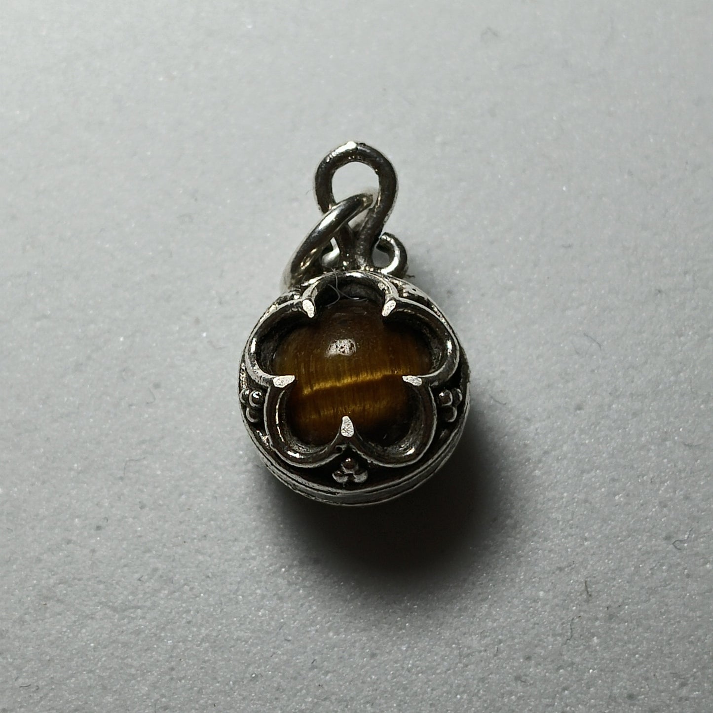 Colgante Plata  , Gotland con Ojo de Tigre " Protección" ( 1cm diámetro)