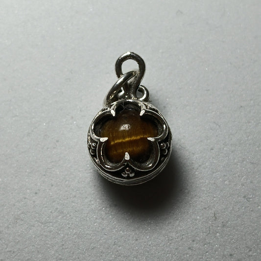 Colgante Plata  , Gotland con Ojo de Tigre " Protección" ( 1cm diámetro)