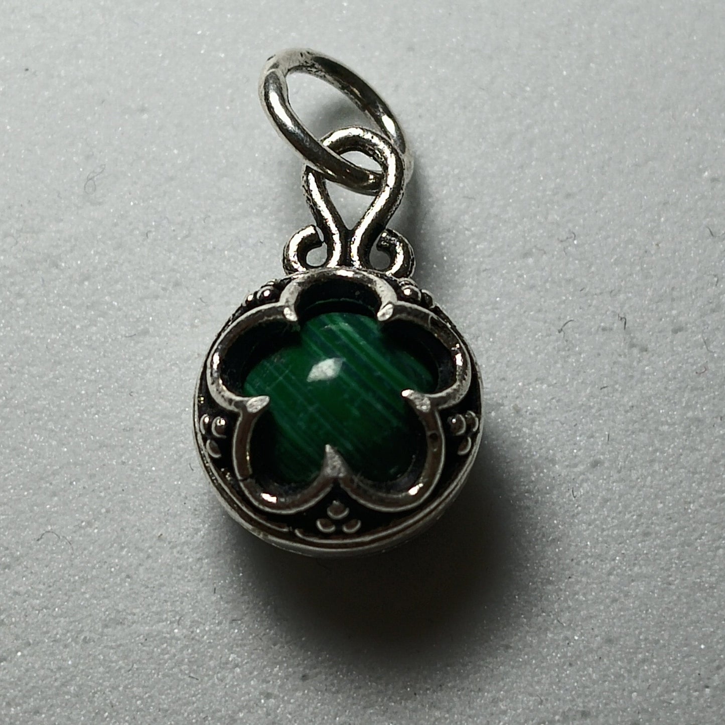Colgante Plata  , Gotland Con malaquita " Protección" ( 1 cm diámetro)
