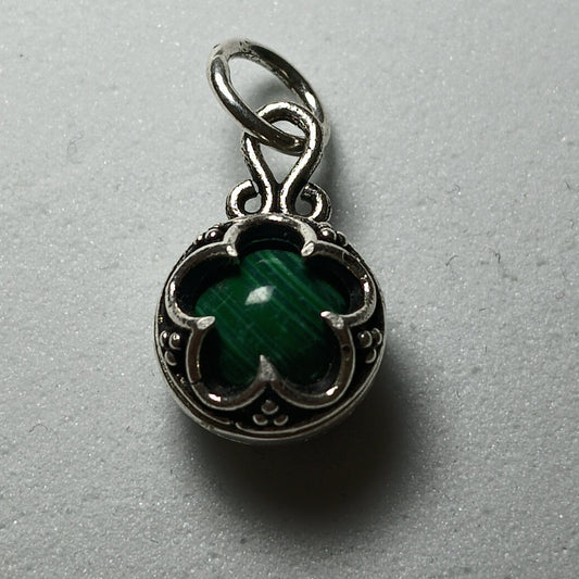 Colgante Plata  , Gotland Con malaquita " Protección" ( 1 cm diámetro)