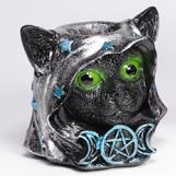 Figura Gato Místico con Capucha y Collar Triple Luna en Resina