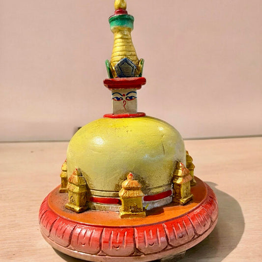 Mini Stupa Tibetana en Madera Tallada – Diseño Tradicional con Colores Vibrantes